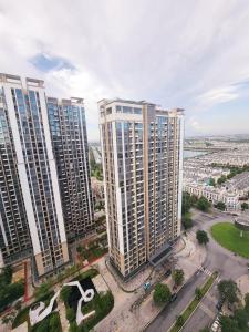 Pemandangan umum bagi Gia Lâm Pho atau pemandangan bandar yang diambil dari apartmen
