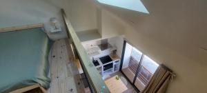 ドゥサールにあるAppartement 4 personnes avec mezzanine 100 metres du lacの天井のある小さな部屋の俯瞰図
