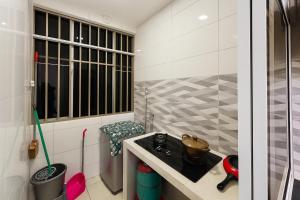 サンダカンにあるBorneo Elegant suites Borneo Coveの小さなキッチン(コンロ、シンク付)