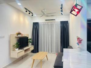 サンダカンにあるBorneo Elegant suites Borneo Coveのソファとテレビのあるリビングルーム