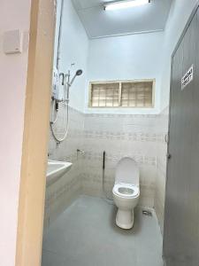 Ένα μπάνιο στο 2 bedroom Kuala Terengganu House Near to City and Gong Badak - 6 pax max