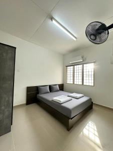 Ένα ή περισσότερα κρεβάτια σε δωμάτιο στο 2 bedroom Kuala Terengganu House Near to City and Gong Badak - 6 pax max