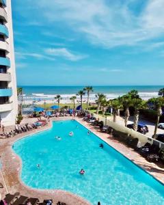 Bazén v ubytování New ! Unique Renovated Oceanfront Condo at Ocean Reef Resort-Free parking - Amazing pools nebo v jeho okolí