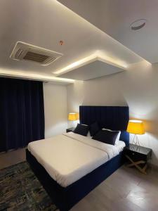 Ένα ή περισσότερα κρεβάτια σε δωμάτιο στο GoldCrest Mall Luxury Apartments with Balcony In DHA Lahore