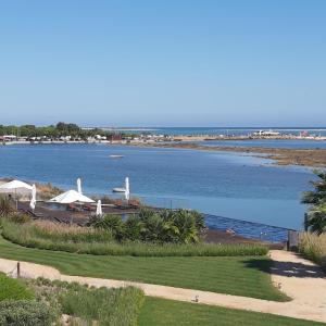 フゼタにあるCasa Vista Marの白い白鳥がいる水域の景色