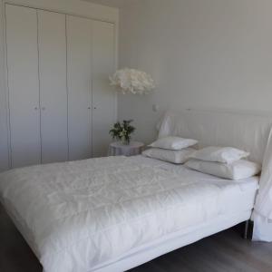 フゼタにあるCasa Vista Marの白いベッド(白いシーツ、枕付)