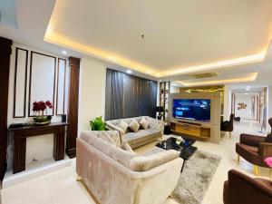 Μια τηλεόραση ή/και κέντρο ψυχαγωγίας στο GoldCrest Mall Luxury Apartments with Balcony In DHA Lahore