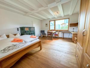a bedroom with a bed and a table in it at Ferienwohnung zum Nussbaum in Weimar