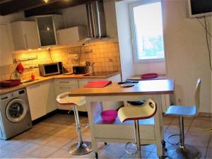 a small kitchen with a table and chairs in it at à 10mn RN10 et RN141 ,15mn Angouleme, Cognac, Barbezieux,1h Bordeaux, ! in Sireuil