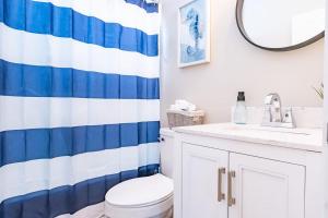 ウィルミントンにあるCozy & Quiet Cottage Near Historic Downtown & ILMのバスルーム(青と白のシャワーカーテン付) +28枚の写真