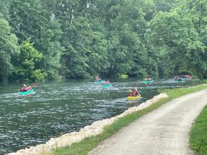 a group of people are kayaking down a river at à 10mn RN10 et RN141 ,15mn Angouleme, Cognac, Barbezieux,1h Bordeaux, ! in Sireuil