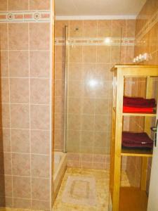 a shower with a glass door in a bathroom at à 10mn RN10 et RN141 et VELODYSSEE,15mn Angouleme, Cognac, Barbezieux,1h Bordeaux ! in Sireuil