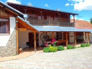 a house with a balcony and a patio at Casa de vacanta Marian in Sâmbăta de Sus