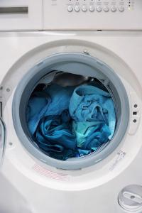 a washing machine with blue cloth inside of it at Stilvolle, gemütliche und haustierfreundliche Wohnung in Hackenheim