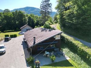 une vue aérienne sur une maison avec une voiture garée devant dans l'établissement le loft de l'Atelier, à Nans-sous-Sainte-Anne