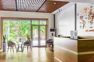 ein Restaurant mit einer Theke mit Stühlen und einem Tisch in der Unterkunft Solief Hotel in Taschkent