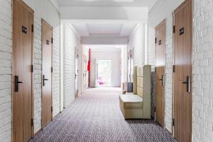 einen Flur mit Türen und einer Bank in einem Zimmer in der Unterkunft Solief Hotel in Taschkent
