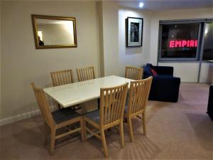 Una mesa de comedor y sillas en una sala de estar. en Echo apartment Sunderland, en Sunderland