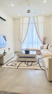 Χώρος καθιστικού στο Skypark One Gulberg Islamabad - Apartments by Guest Favourites