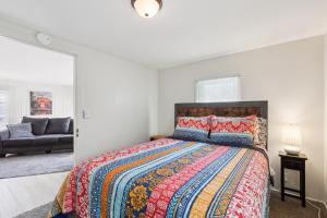 une chambre avec un lit king size et un canapé dans l'établissement Dave's Last Resort-House on the Lake home, à Monticello