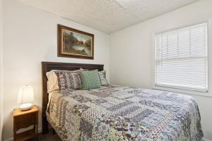 une chambre avec un lit et une fenêtre dans l'établissement Dave's Last Resort-House on the Lake home, à Monticello