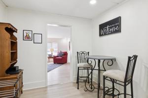 une salle à manger avec une table et deux chaises dans l'établissement Dave's Last Resort-House on the Lake home, à Monticello 9 autres photos