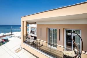 un balcon avec vue sur l'océan dans l'établissement Aqua Velva Luxury Apartment, à Potos