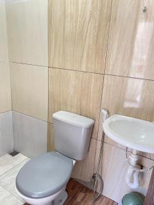 a bathroom with a toilet and a sink at Apto no centro de Belém Nos altos in Belém