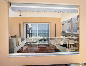 une chambre avec balcon avec vue sur l'océan dans l'établissement Aqua Velva Luxury Apartment, à Potos