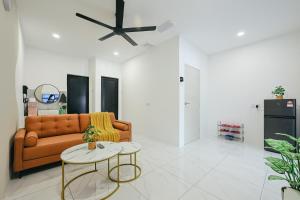 a living room with a couch and a table at Cameron Centrum JoyStay Kids Fun Zone Clover Home A-2-15 A in Brinchang
