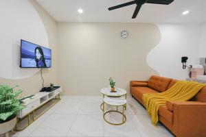 a living room with a couch and a tv at Cameron Centrum JoyStay Kids Fun Zone Clover Home A-2-15 A in Brinchang