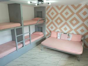 een kamer met 4 stapelbedden en een bank bij Guará Apart 2 in Guaratuba