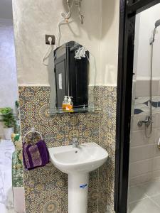 Ένα μπάνιο στο Cosy, Calm Apartment - Wi-Fi, AC & NETFLIX