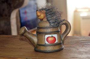 Eine Igelfigur auf einer Teekanne in der Unterkunft Le Gîte du Hérisson, Gîte de charme et de confort in Le Menoux