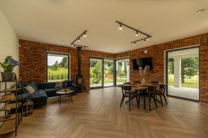 ヤヌシュコボにあるCztery Pory Rokuのソファとテーブルのあるリビングルーム