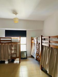 Alsahel Vacation 1 في دبي: غرفة بها العديد من الأسرّة ذات الطابقين والنافذة