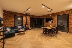 ヤヌシュコボにあるCztery Pory Rokuのソファとテーブルのあるリビングルーム