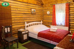 a bedroom with a bed in a log cabin at Vila Pui de urs 