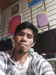 Un hombre está sentado frente a una pared en Cebu city, en Cebú