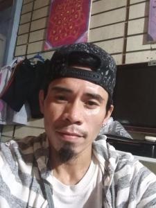 Un hombre que lleva un pañuelo en la cabeza y tiene barba. en Cebu city, en Cebú