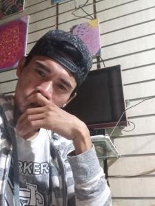 un hombre con la mano en la nariz en Cebu city, en Cebú