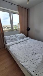 Ένα ή περισσότερα κρεβάτια σε δωμάτιο στο Przyjazny Apartament