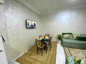 Μια τηλεόραση ή/και κέντρο ψυχαγωγίας στο Cosy, Calm Apartment - Wi-Fi, AC & NETFLIX