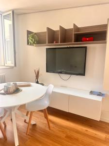 Μια τηλεόραση ή/και κέντρο ψυχαγωγίας στο Marina's Cozy Nest