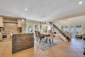 Kuchyň nebo kuchyňský kout v ubytování Dream Tropical Pool House Delray Beach near Ocean
