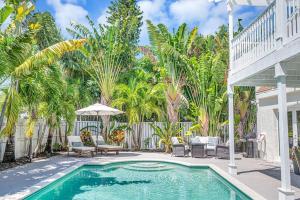Bazén v ubytování Dream Tropical Pool House Delray Beach near Ocean nebo v jeho okolí
