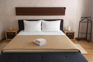 Una cama con una pila de toallas encima en Anna Studio, en Brasov