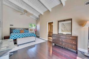 Postel nebo postele na pokoji v ubytování Dream Tropical Pool House Delray Beach near Ocean + 49 fotografií