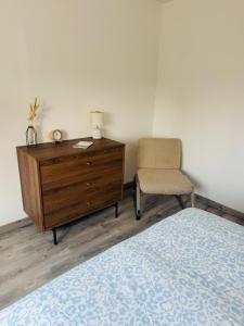 a bedroom with a bed and a dresser and a chair at 1 - Zénith - Parc Expo - Campus - Sud 3 - Diochon in Le Grand-Quevilly +5 photos