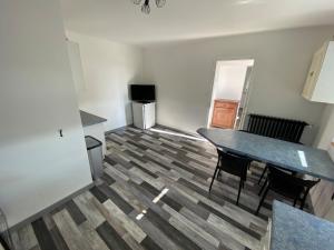 Una televisión o centro de entretenimiento en Logement entier à la campagne